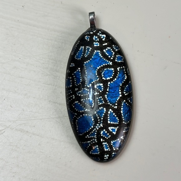 None Jewelry - Pd5. Blue and black oval pendant.
